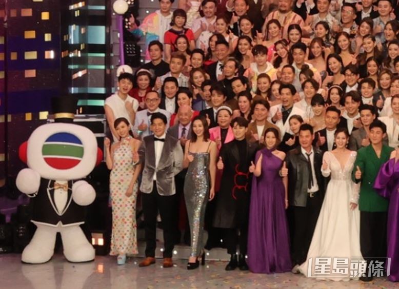 視后李佳芯（一排左二）被安排站到最側。