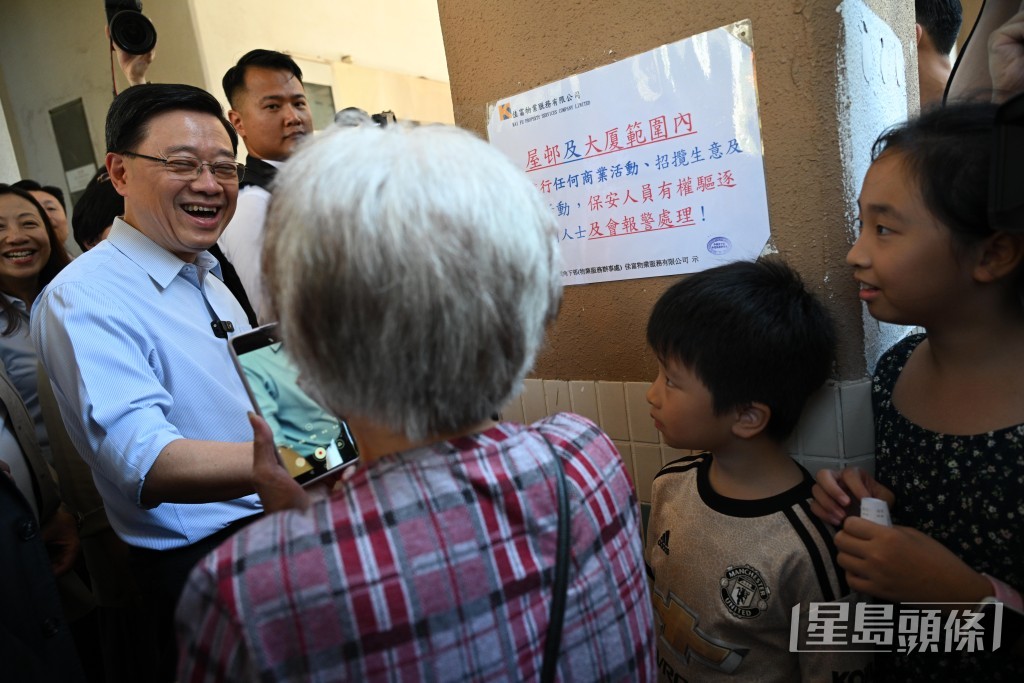 李家超到牛頭角下邨,與巿民交流。蘇正謙攝 李家超到牛頭角下邨,與巿民交流。蘇正謙攝