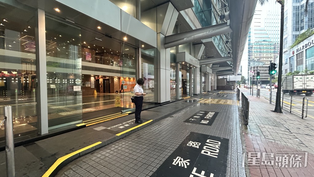 小野豬衝入北角政府合署電梯大堂。蔡楚輝攝 小野豬衝入北角政府合署電梯大堂。蔡楚輝攝