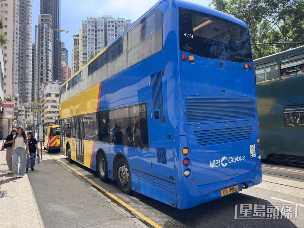 城巴停路邊待查。梁國峰攝