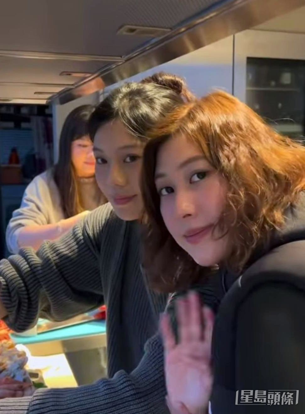輝哥索爆女兒張卓姿(右一)及靚靚表姐(左一)。