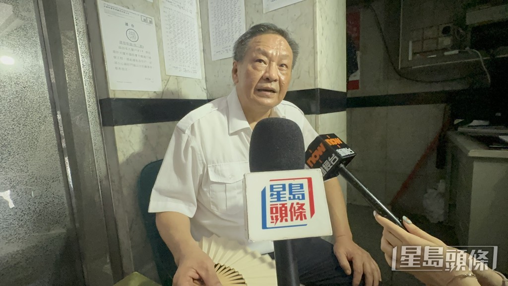 看更張先生指昨日見到起火單位男住客購入一把新風扇。梁國峰攝 看更張先生指昨日見到起火單位男住客購入一把新風扇。梁國峰攝