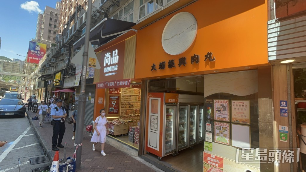 肉丸店的圓形燈箱招牌墮下。楊偉亨攝