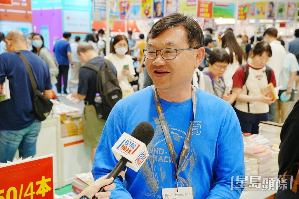 主售旅遊書的參展商王先生對生意的目標是「同往年差不多就ok」。 主售旅遊書的參展商王先生對生意的目標是「同往年差不多就ok」。