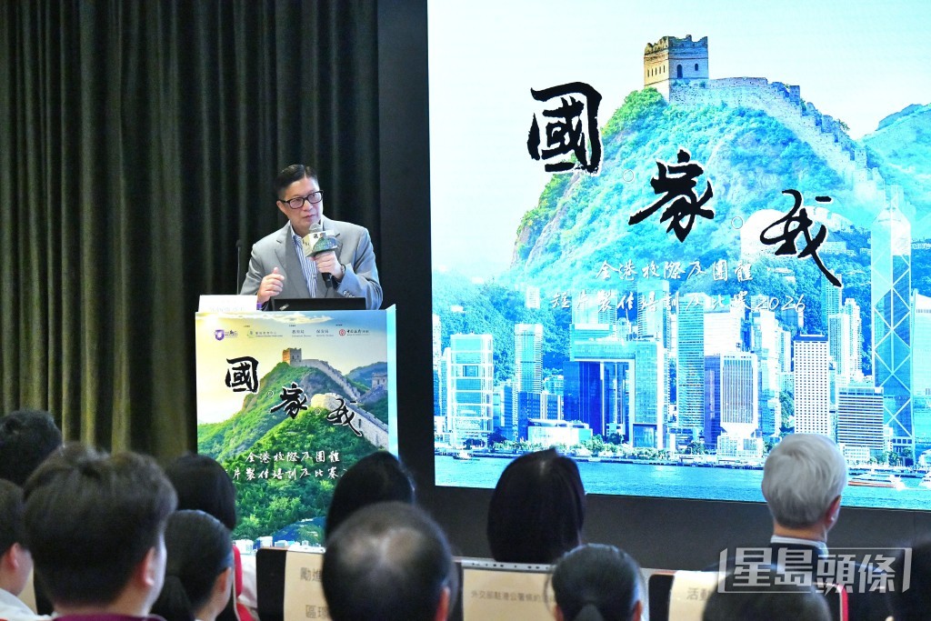 鄧炳強提醒學生謹記要成為守法公民，並要做到慎思明辨。