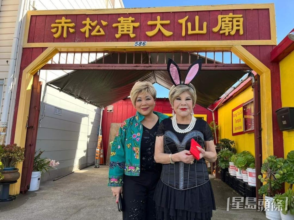 黃夏蕙年前移居美國,大女Maggie陪她到當地的黃大仙廟上香。 黃夏蕙年前移居美國,大女Maggie陪她到當地的黃大仙廟上香。