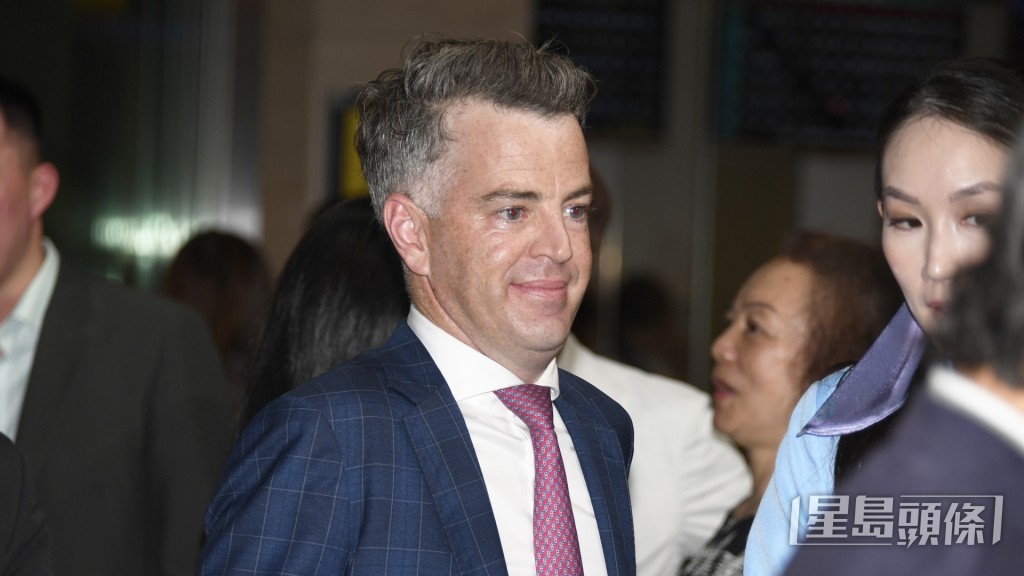  今朝「雷神太保」内圈出试后黎昭升到机坪接马，急不及待向鞍上人追问进度。