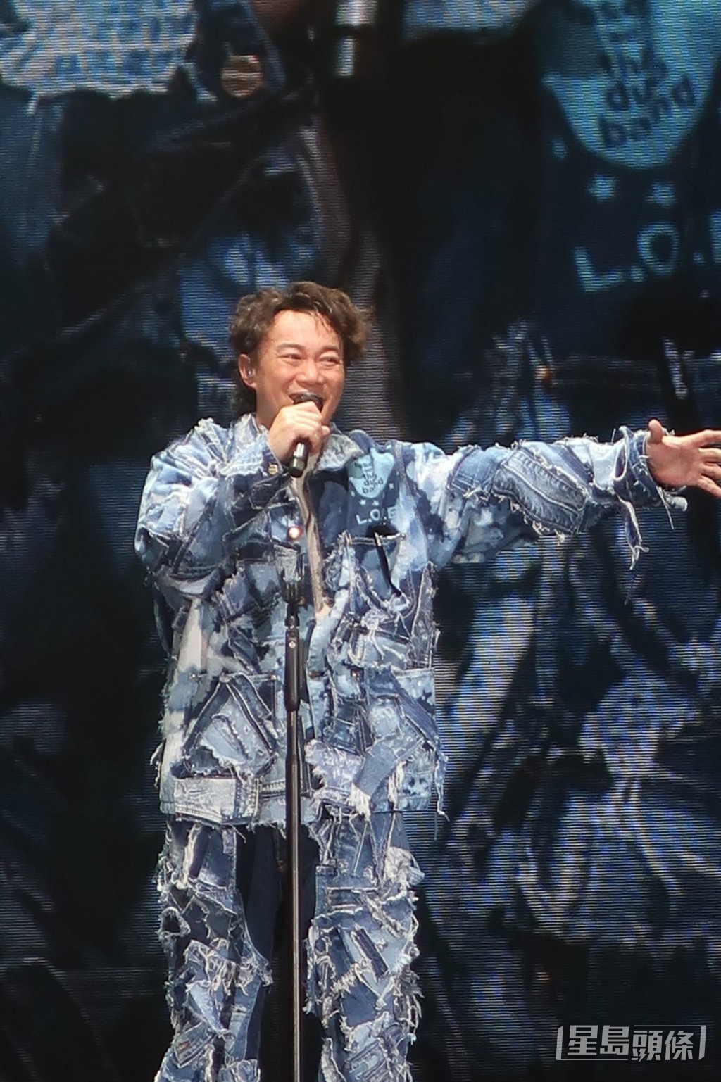陳奕迅最後以《可一可再》為演唱會作結，又特地與外籍樂手擁抱及一同謝幕。