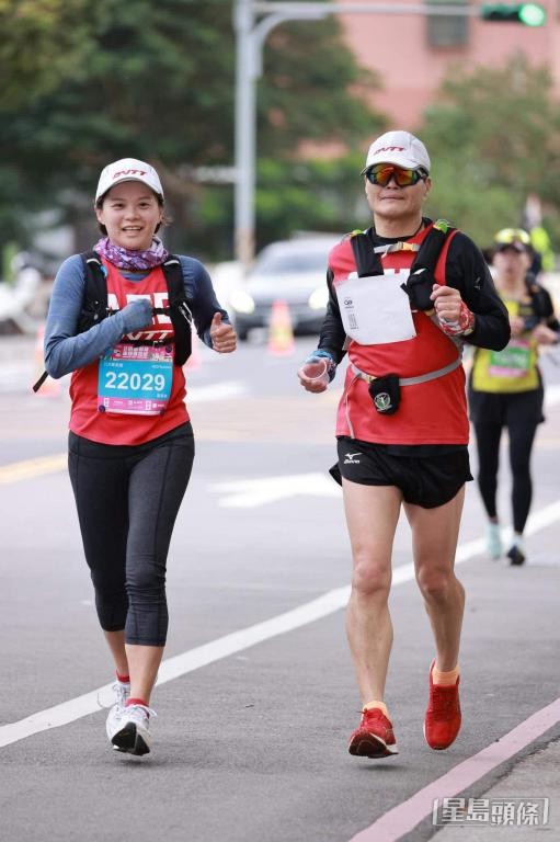 台灣的馬拉松賽事招募醫生及醫護組成義工隊同跑當值，其中一人揹AED機方便隨時施救。