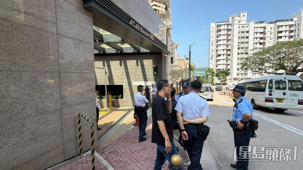 大批警員到場調查。劉漢權攝 大批警員到場調查。劉漢權攝