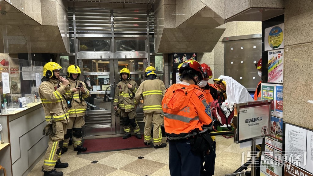 消防救出一名男子，他身體多處被嚴重燒傷，清醒送院治理。蔡楚輝攝