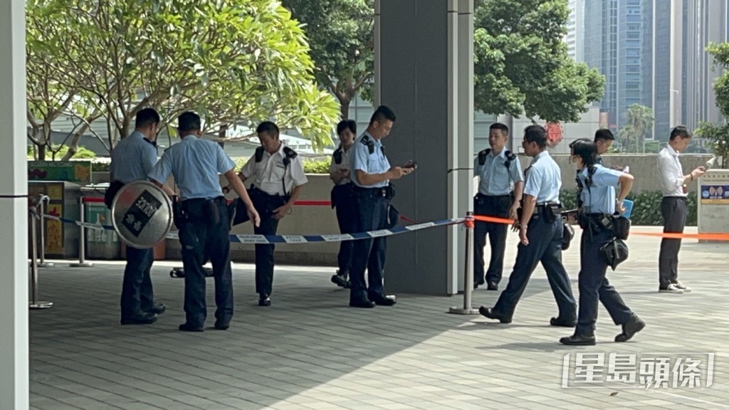 大批警員在場調查。楊偉亨攝 大批警員在場調查。楊偉亨攝