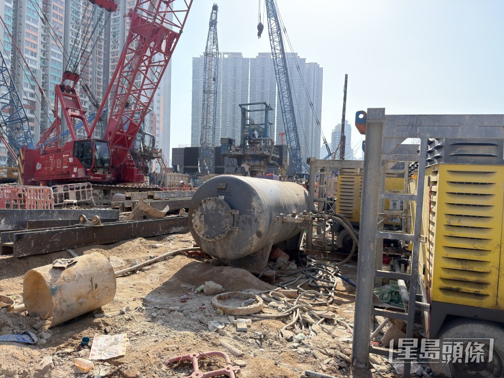 意外發生時地盤內正吊運水缸。梁國峰攝