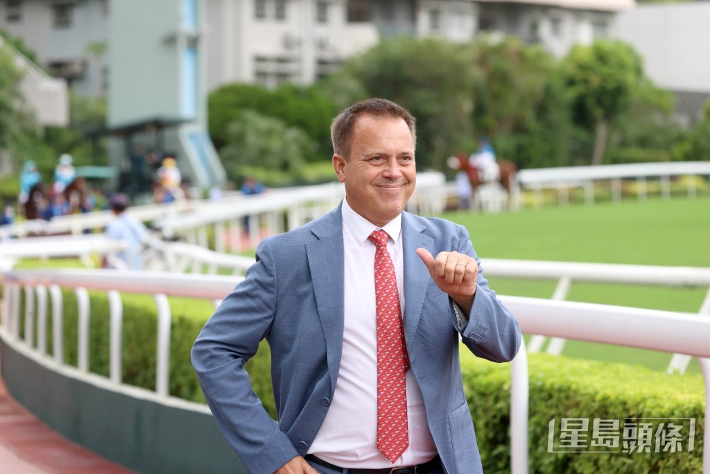 方嘉柏憑週三晚四喜臨門而躍居練馬師榜的榜首位置。