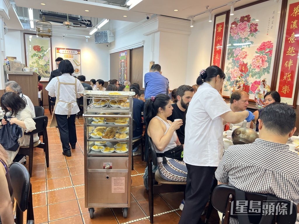 不少旅客前來體驗舊式點心車文化。曹露尹攝 不少旅客前來體驗舊式點心車文化。曹露尹攝