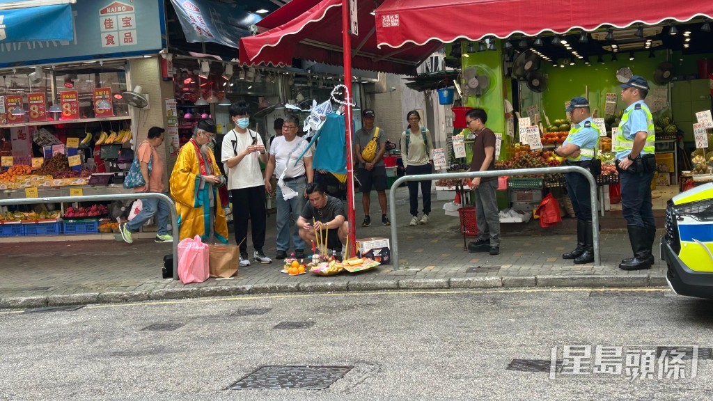 死者妻兒及親友到肇事現場路祭。蔡楚輝攝 死者妻兒及親友到肇事現場路祭。蔡楚輝攝