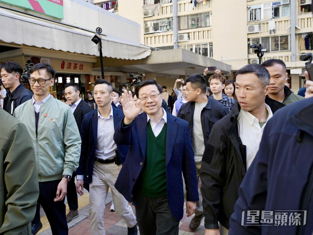 李家超到何文田爱民邨探访街坊。苏正谦摄 李家超到何文田爱民邨探访街坊。苏正谦摄