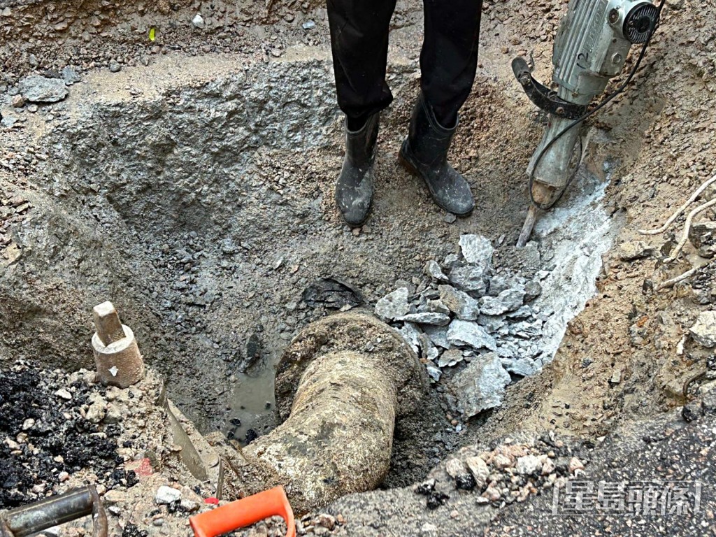 水務署人員搶救破損水管。曾志恆攝 水務署人員搶救破損水管。曾志恆攝