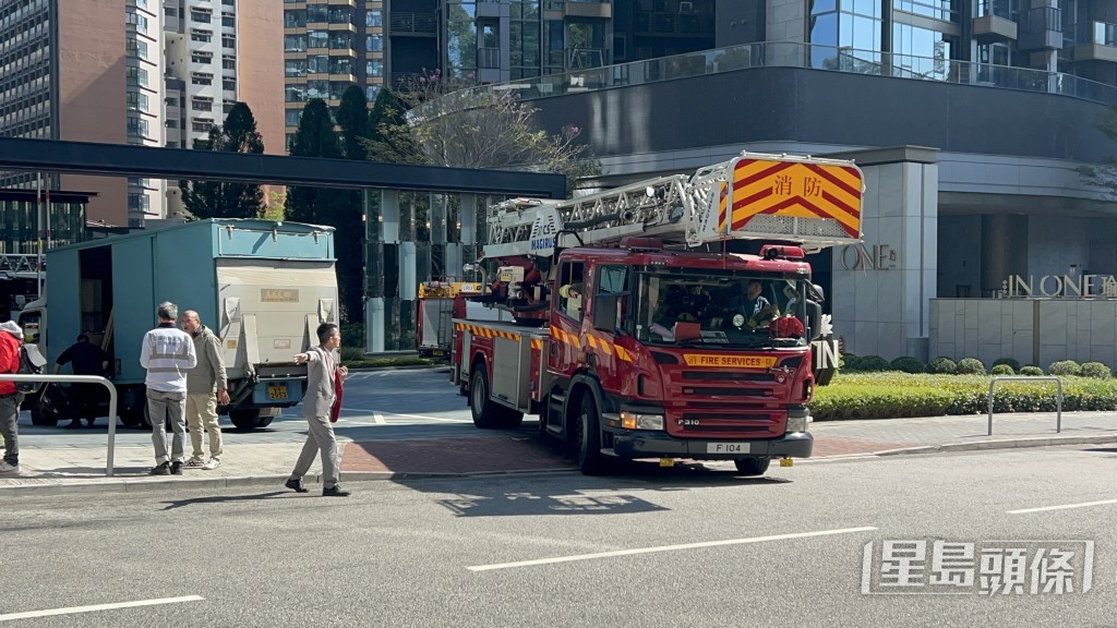 消防到場救熄火警。楊偉亨攝