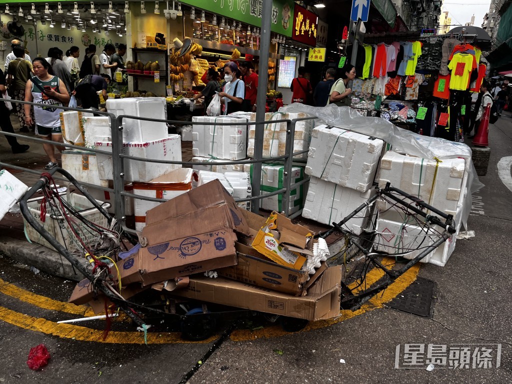 深水埗北河街市附近道路亦堆滿隨處丟棄的垃圾及發泡膠箱。 深水埗北河街市附近道路亦堆滿隨處丟棄的垃圾及發泡膠箱。