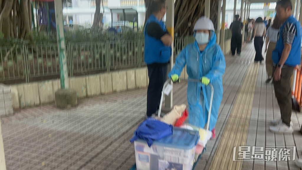 关爱队协助居民运走物品。杨伟亨摄 关爱队协助居民运走物品。杨伟亨摄