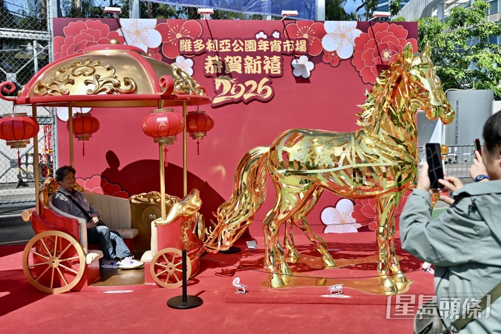 不少摊档前有人流聚集，气氛热闹。