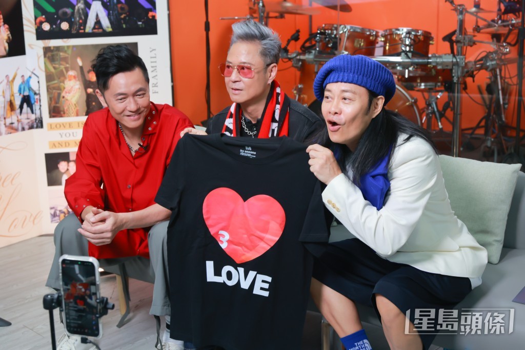 仲有大红心图案的黑色Tee作呼应。 仲有大红心图案的黑色Tee作呼应。