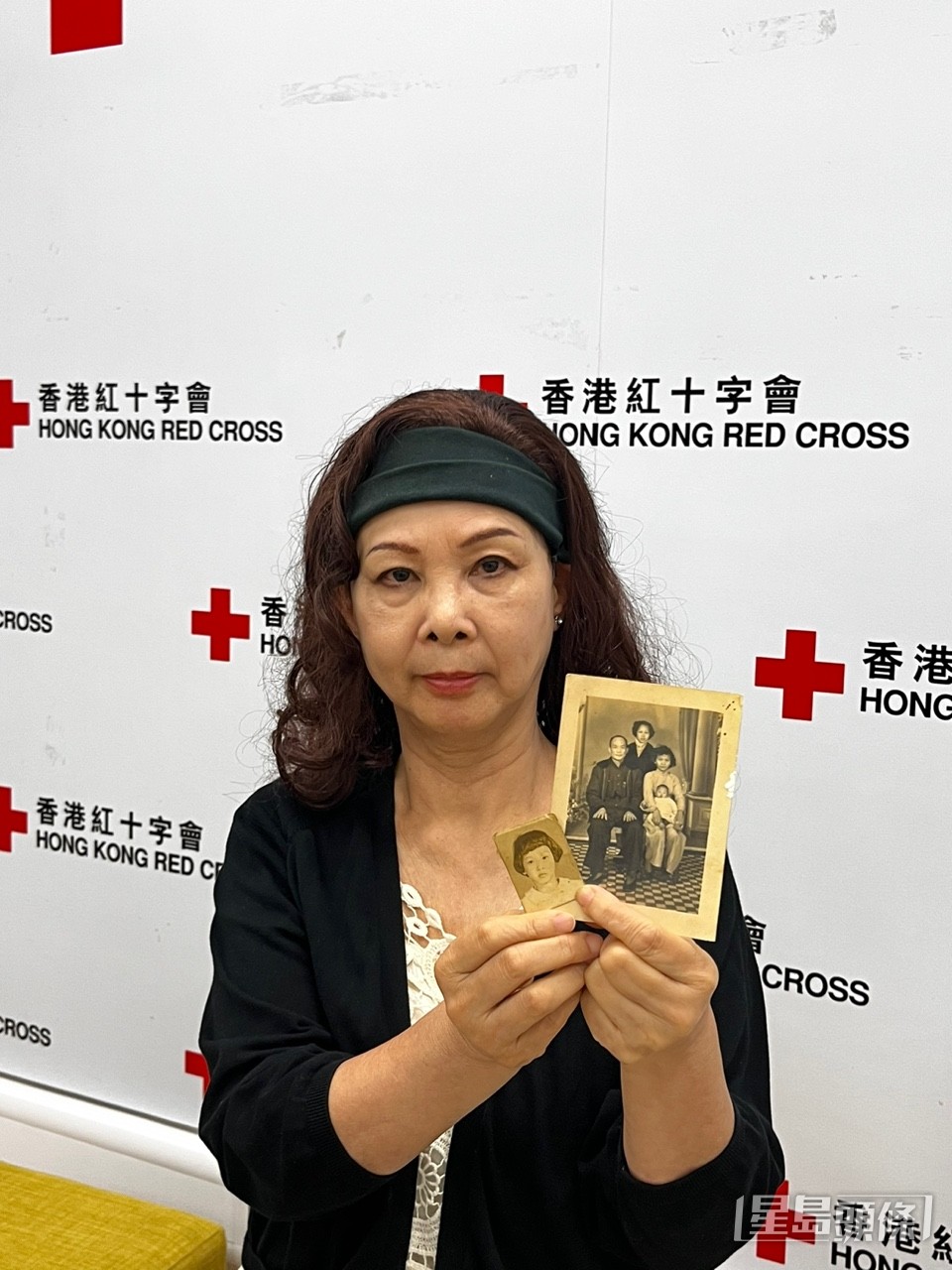 香港紅十字會今日舉行記者會,為一名六旬婦女尋找家人,希望可於中秋佳節與家人團圓。李健威攝 香港紅十字會今日舉行記者會,為一名六旬婦女尋找家人,希望可於中秋佳節與家人團圓。李健威攝