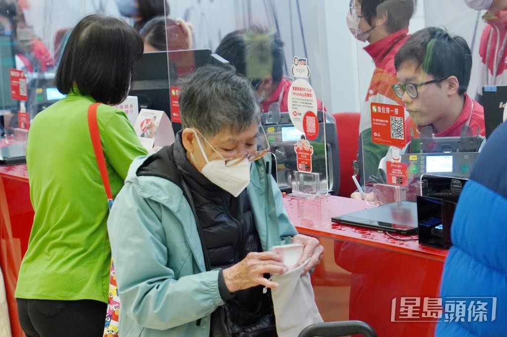 部分长者较喜欢在银行柜位办理服务，认为较具安全感。