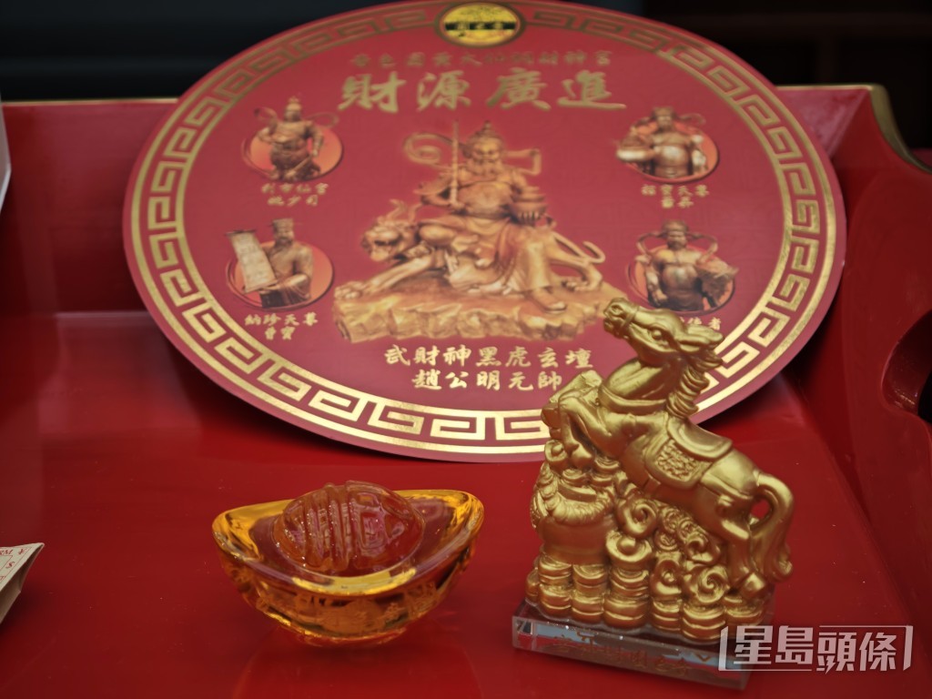 五路財神卡（後方圓型卡片）。