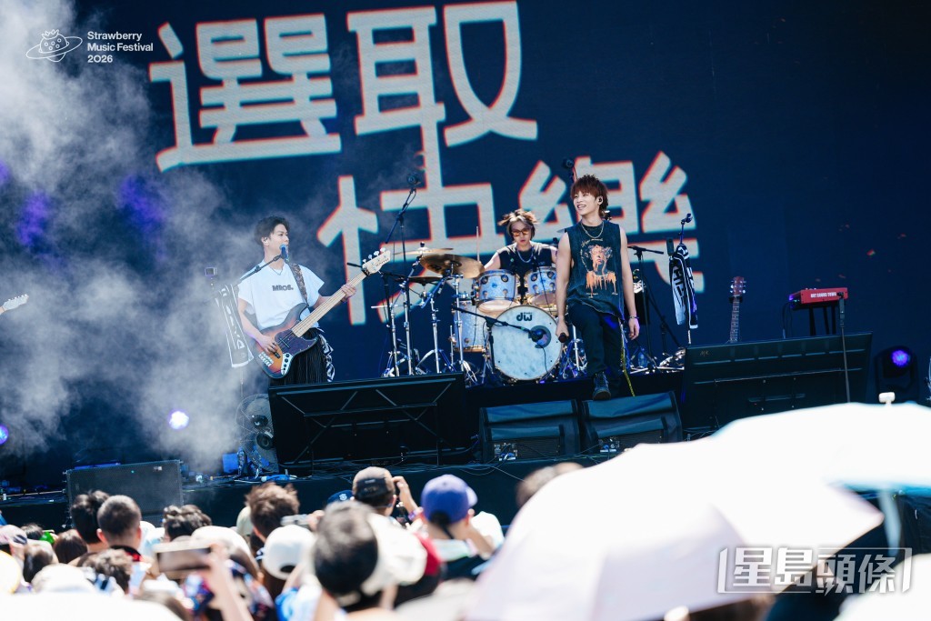 Daze in White主音險冇證件過關。 Daze in White主音險冇證件過關。