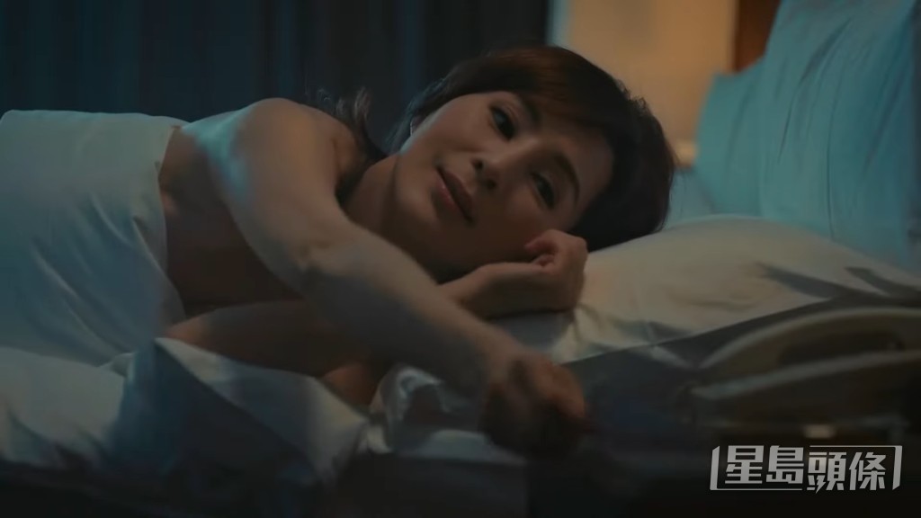 側身大露事業線。