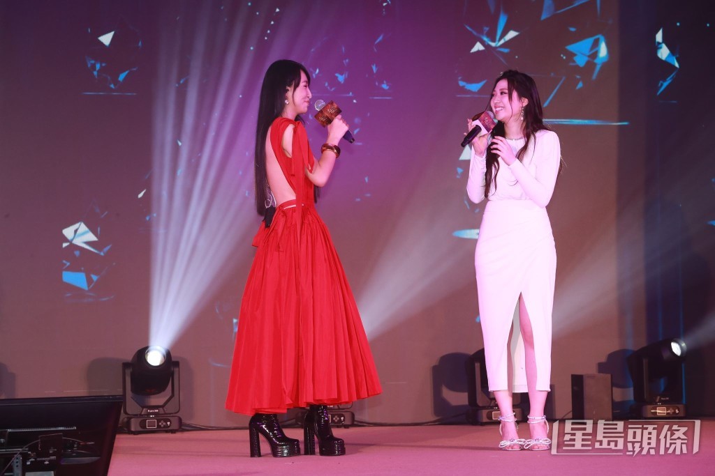 Gigi（左）身穿火紅色Deep V露背裙，而Jasmine（右）則穿上白色開叉裙亮相。