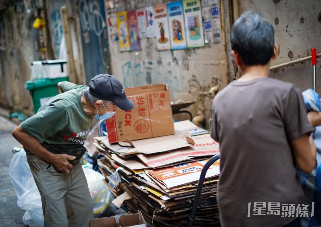 陸伯與妻子一起整理早前收集的紙皮。 陸伯與妻子一起整理早前收集的紙皮。