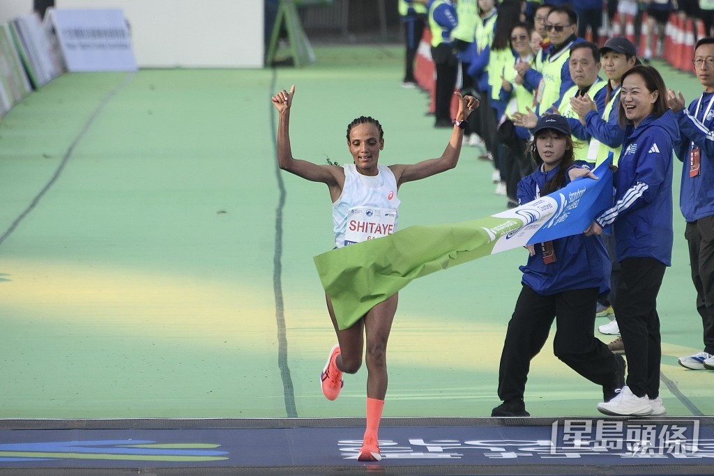 女子全馬冠軍Shitaye衝線一刻。 女子全馬冠軍Shitaye衝線一刻。