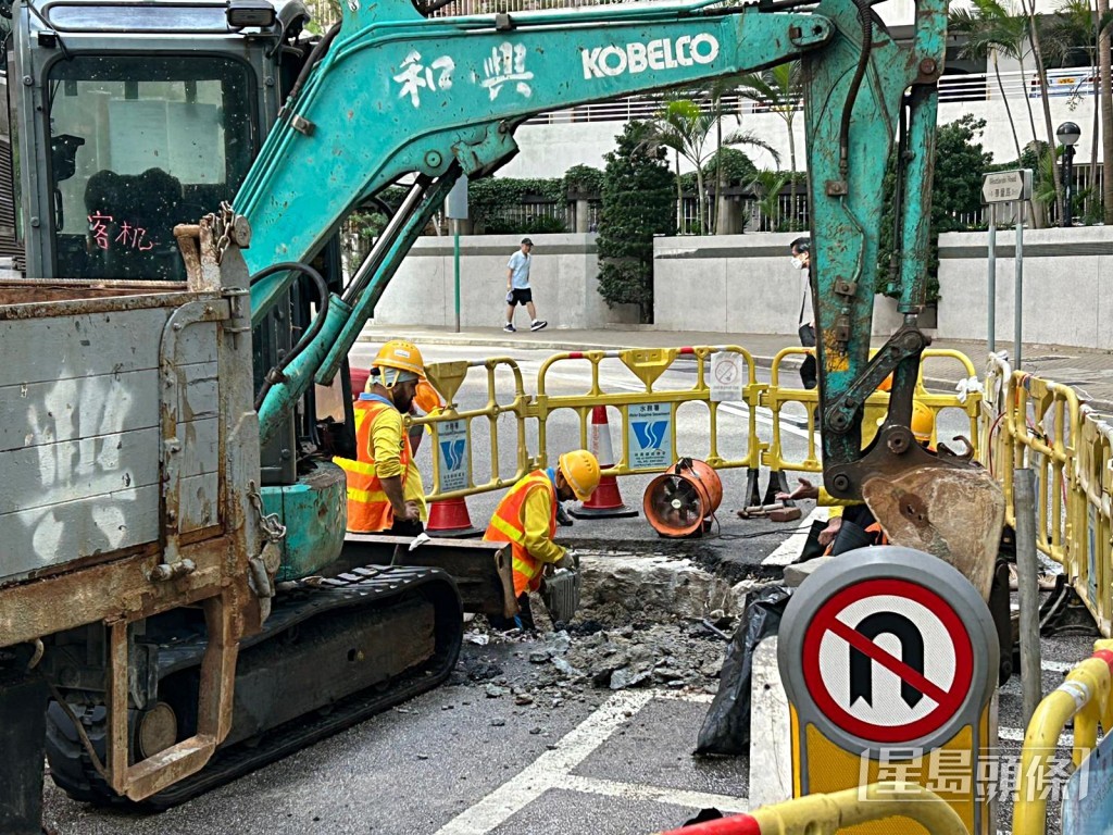 水務署人員搶救破損水管。曾志恆攝 水務署人員搶救破損水管。曾志恆攝