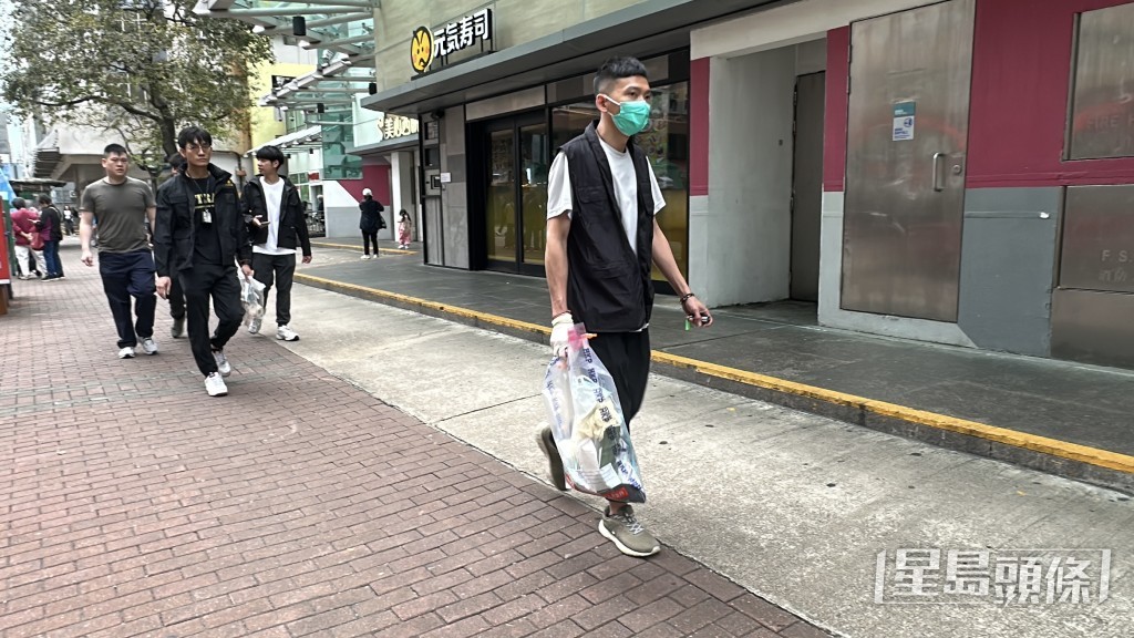 探員檢走證物。