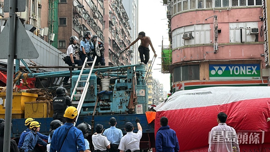 赤膊男阻止警員走近。劉漢權攝