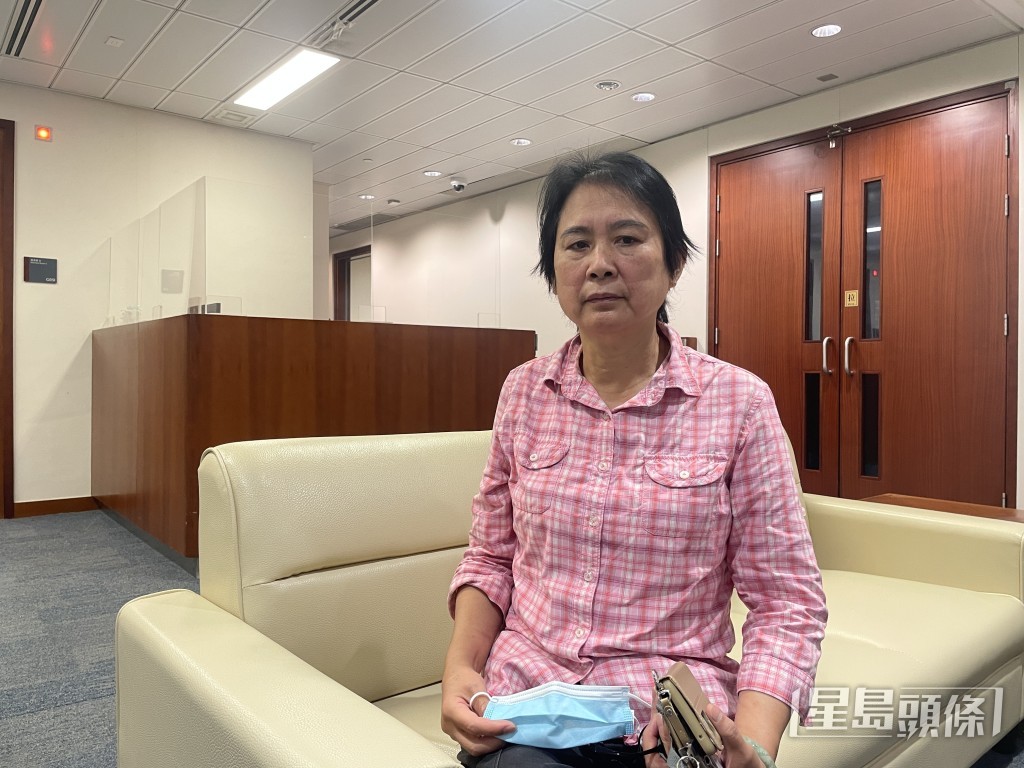 今年64岁的伍女士原从事保安工作,她长期照顾一名伤残、需长期住院的儿子,最终积劳成疾,暴瘦30磅。萧博禧摄 今年64岁的伍女士原从事保安工作,她长期照顾一名伤残、需长期住院的儿子,最终积劳成疾,暴瘦30磅。萧博禧摄