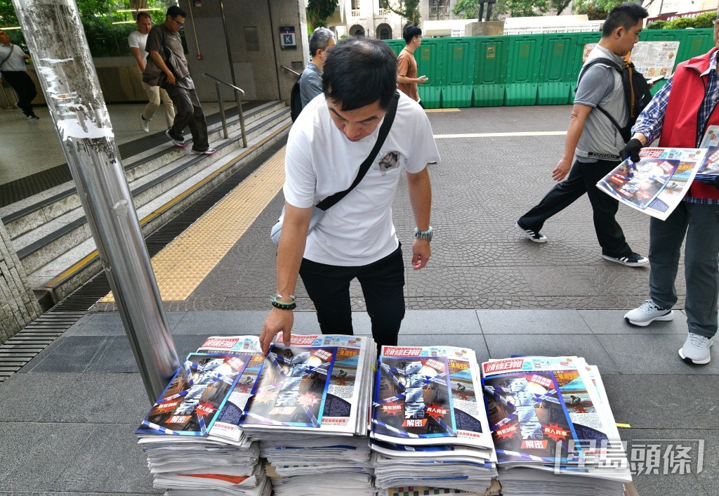 市民踴躍取閱。 市民踴躍取閱。