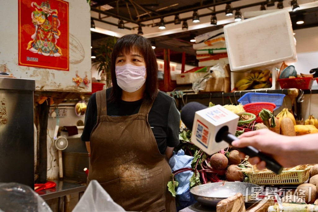 檔鋪店主陳太指不太擔心H9個案,反而憂慮個案令街市人流減少。 檔鋪店主陳太指不太擔心H9個案,反而憂慮個案令街市人流減少。