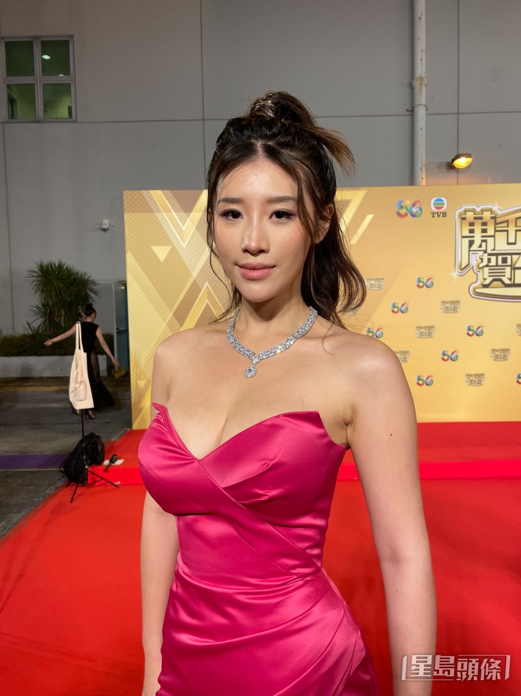 郭珮文在TVB台慶當日，一身桃紅晚裝超低胸兼開高衩出席。