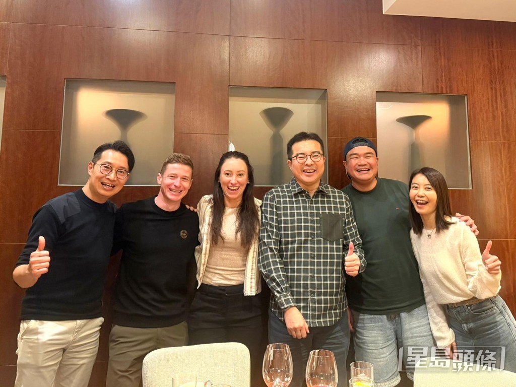 「蜜蜜送」馬主岑健龍（右二）昨晚與騎師麥道朗（左二）一起晚宴。