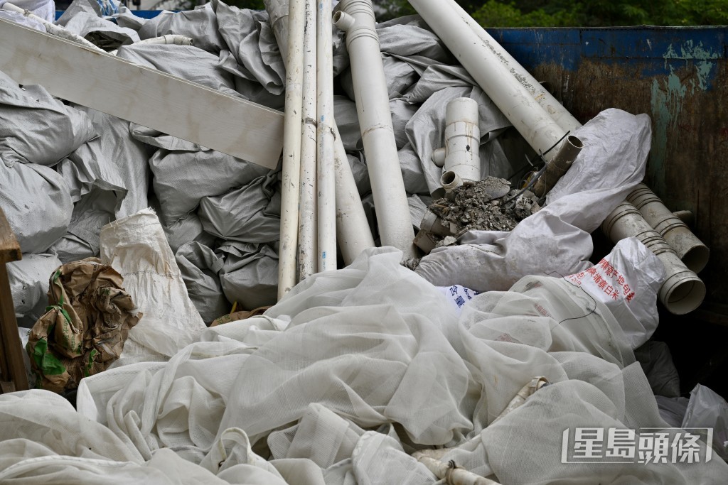 政府已要求全港所有維修地盤拆除棚網。資料圖片