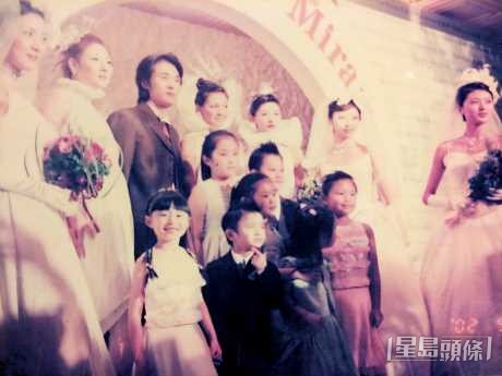 麥翠嫻曾帶女兒龔敏晴及兒子龔嘉橋出席時裝表演活動。
