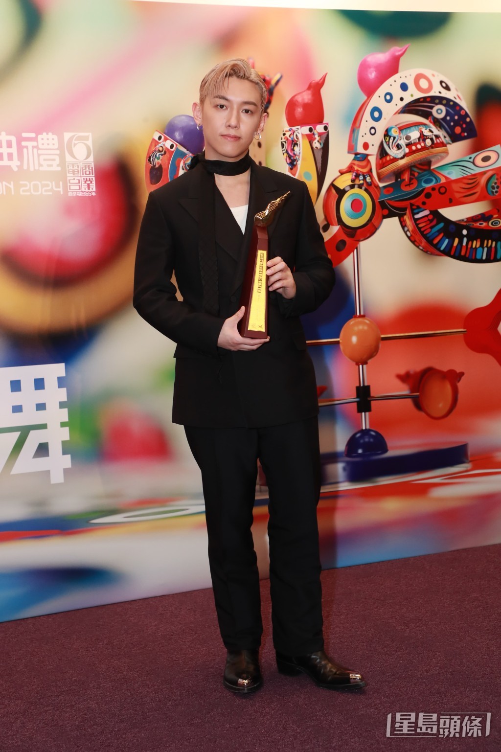 「叱咤十大」第十位,MC 張天賦的《小心碰頭》。 「叱咤十大」第十位,MC 張天賦的《小心碰頭》。