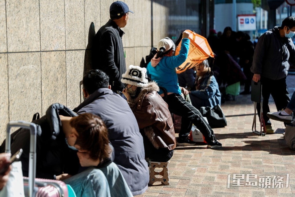 粵車南下上月開始實施，內地駕駛者須持有香港駕駛執照方能申請，令運輸署「免試簽發香港駕駛執照」、即俗稱「吸牌」需求上升，金鐘牌照事務處外近日更出現通宵排隊亂象。