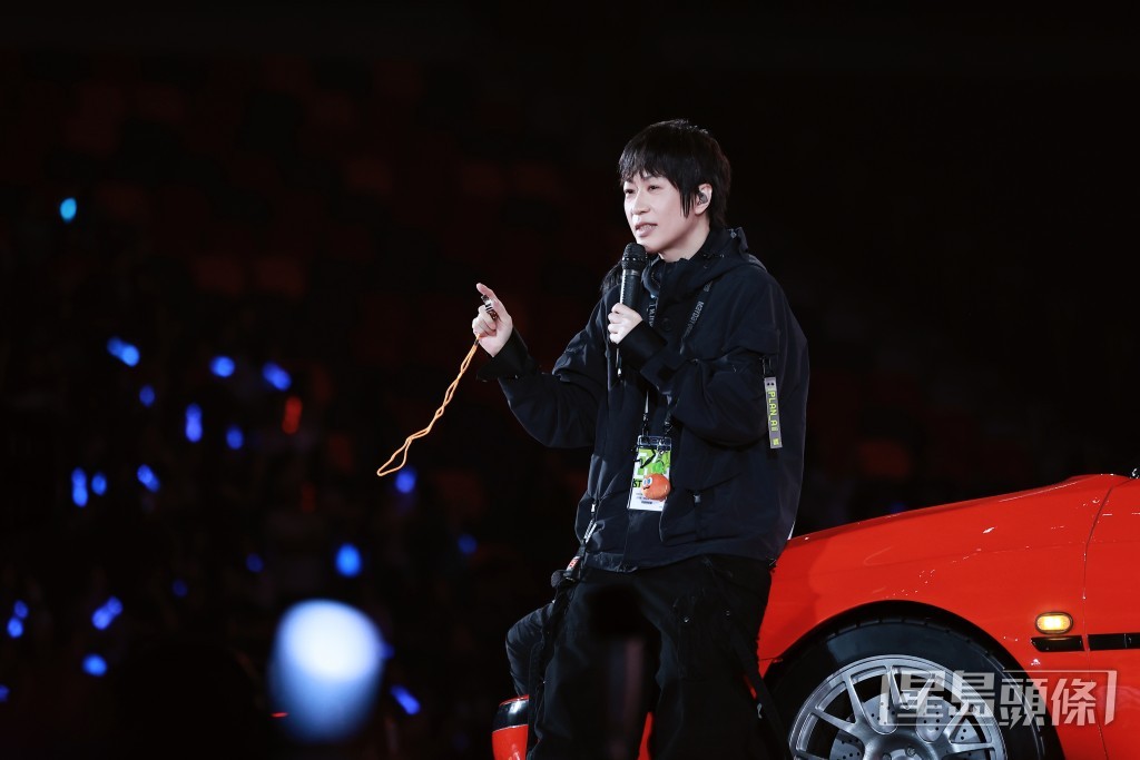 阿信與歌迷玩得太盡興。 阿信與歌迷玩得太盡興。