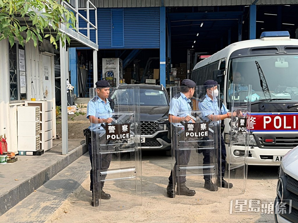警員帶同盾牌戒備。梁國峰攝 警員帶同盾牌戒備。梁國峰攝