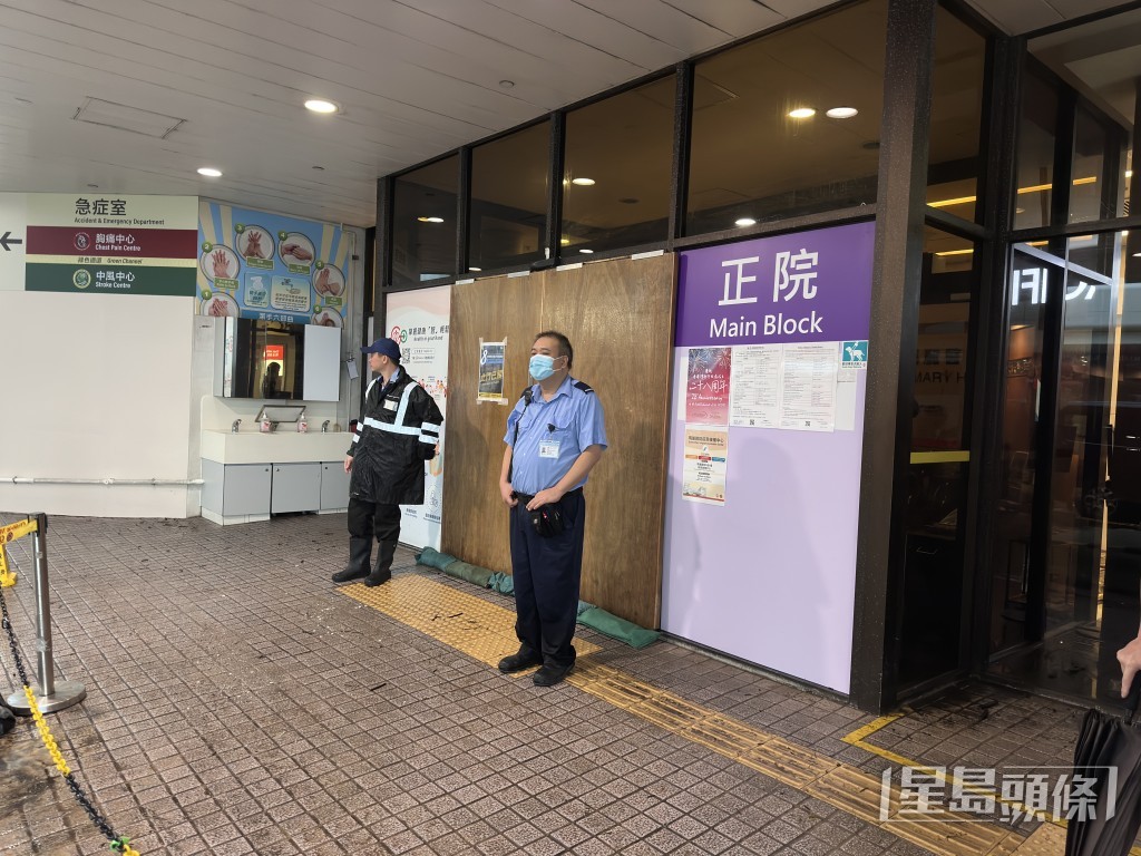 瑪麗醫院正座以圍板，防止雨水滲入。梁國峰攝